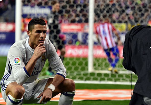 Ronaldo ăn mừng kiểu mới: Cộng đồng mạng phát sốt - 1