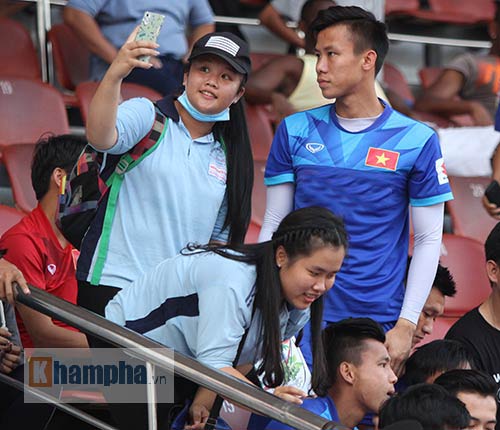 Nữ sinh háo hức “săn” ĐT Việt Nam sắp đá bán kết AFF Cup Nữ sinh háo hức “săn” ĐT Việt Nam sắp đá bán kết AFF Cup