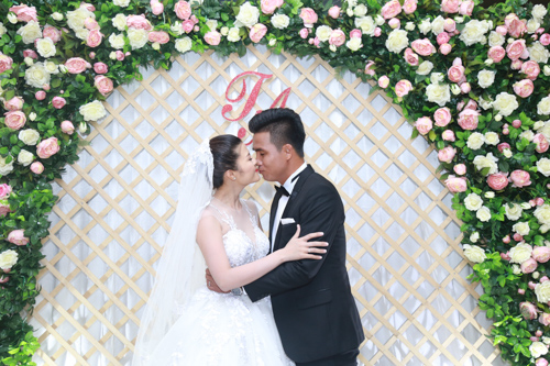 Tan chảy với 15 khoảnh khắc trong lễ cưới cựu tiền đạo Thắng "Bế" Tan chảy với 15 khoảnh khắc trong lễ cưới cựu tiền đạo Thắng "Bế"
