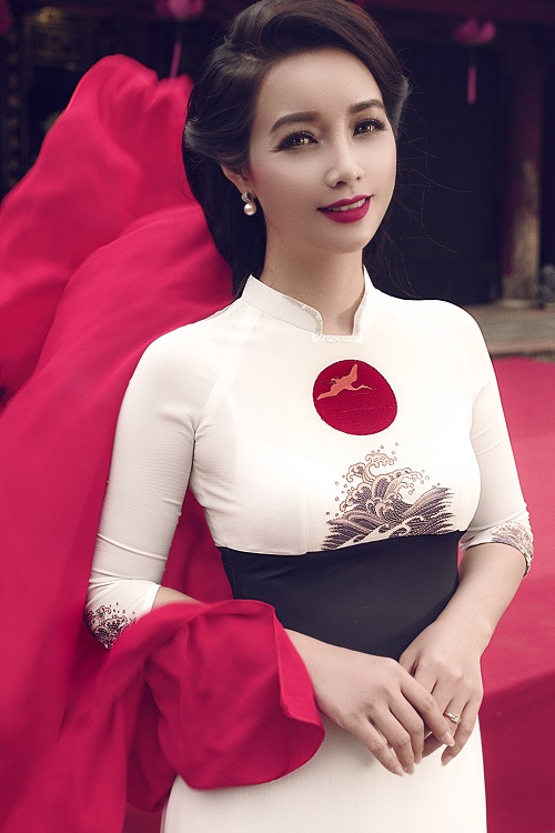 Mai Thu Huyền gây ấn tượng với áo dài họa tiết di sản - 5