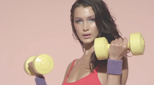 Bella Hadid đẹp thiêu đốt với loạt ảnh tập aerobics - 3