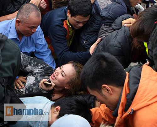 Mỹ Đình &#34;vỡ trận&#34;, fan kiệt sức săn vé Việt Nam - Indonesia - 9