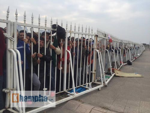 Mỹ Đình &#34;vỡ trận&#34;, fan kiệt sức săn vé Việt Nam - Indonesia - 7