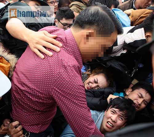Mỹ Đình &#34;vỡ trận&#34;, fan kiệt sức săn vé Việt Nam - Indonesia - 8