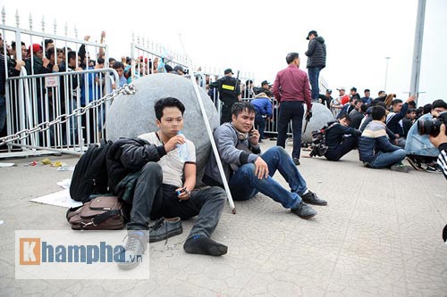 Mỹ Đình &#34;vỡ trận&#34;, fan kiệt sức săn vé Việt Nam - Indonesia - 11