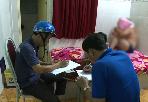 Bắt tại trận gái bán dâm chiều khách trong nhà trọ Bắt tại trận gái bán dâm chiều khách trong nhà trọ