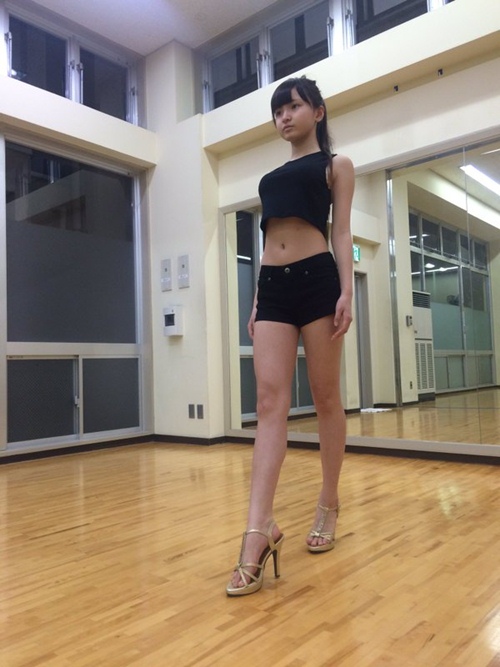 Mẫu teen Nhật Bản gây sốc với thân hình &#34;dậy thì sớm&#34; - 15
