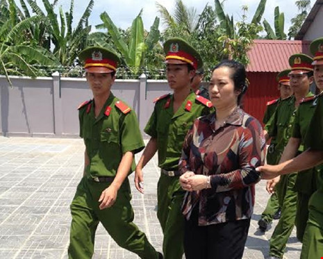 Vợ nguyên bí thư xã giết người, đốt xác thoát án tử? Vợ nguyên bí thư xã giết người, đốt xác thoát án tử?