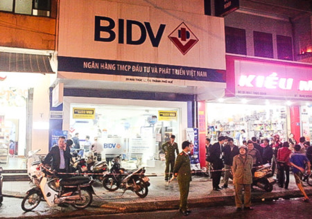 Thu hồi tờ rơi thưởng nóng 10 triệu truy tìm cướp ngân hàng ở Huế Thu hồi tờ rơi thưởng nóng 10 triệu truy tìm cướp ngân hàng ở Huế