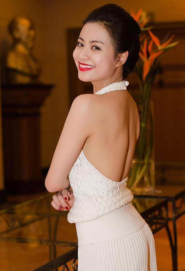 Bỏng mắt ngắm gu thời trang &#34;sexy ngạt thở&#34; của Hoàng Thùy Linh - 4