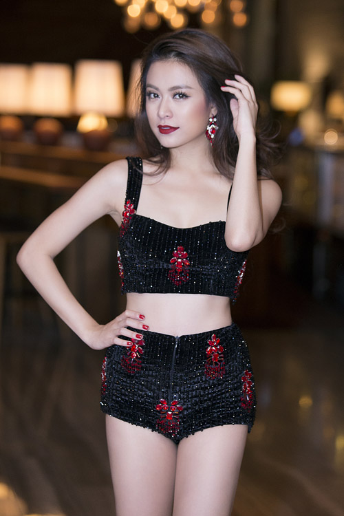 Bỏng mắt ngắm gu thời trang &#34;sexy ngạt thở&#34; của Hoàng Thùy Linh - 13
