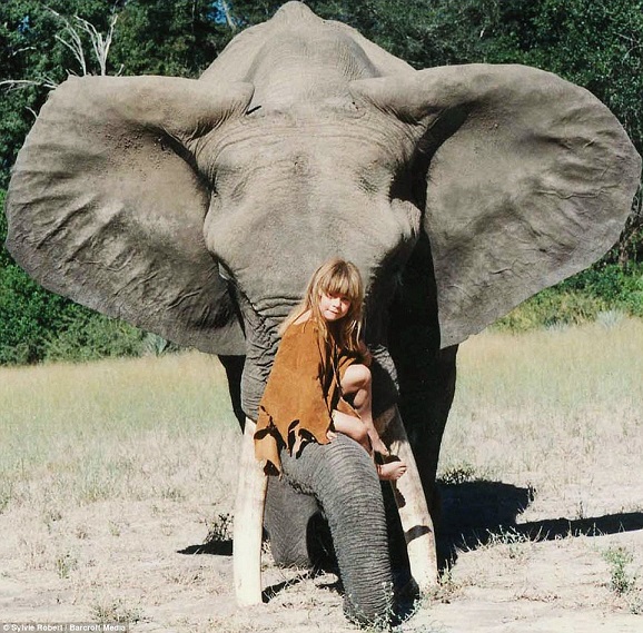 Bé gái Tây 10 năm ở châu Phi cùng báo đốm, voi và rắn - 4