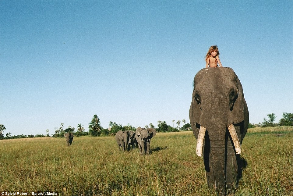 Bé gái Tây 10 năm ở châu Phi cùng báo đốm, voi và rắn - 6