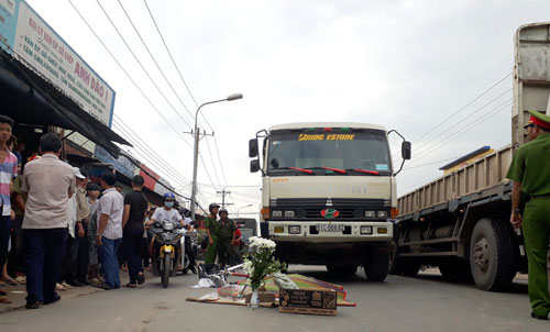 Nữ sinh tử vong sau tai nạn, bố mẹ ngã quỵ bên thi thể con Nữ sinh tử vong sau tai nạn, bố mẹ ngã quỵ bên thi thể con