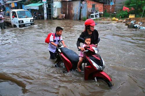 Người Sài Gòn “bơi” về nhà dù trời không mưa - 2