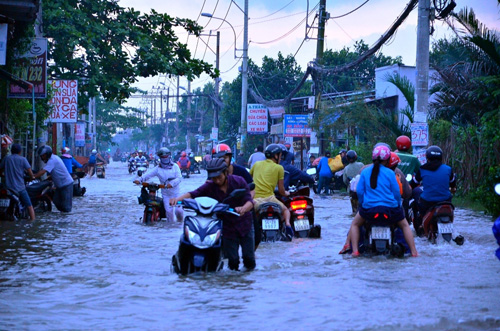 Người Sài Gòn “bơi” về nhà dù trời không mưa - 3