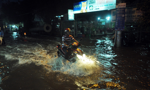 Người Sài Gòn “bơi” về nhà dù trời không mưa - 6