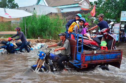 Người Sài Gòn “bơi” về nhà dù trời không mưa - 4