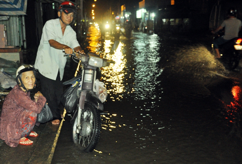 Người Sài Gòn “bơi” về nhà dù trời không mưa - 10
