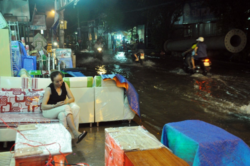 Người Sài Gòn “bơi” về nhà dù trời không mưa - 13