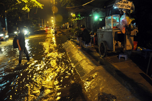 Người Sài Gòn “bơi” về nhà dù trời không mưa - 12