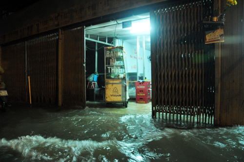 Người Sài Gòn “bơi” về nhà dù trời không mưa - 8
