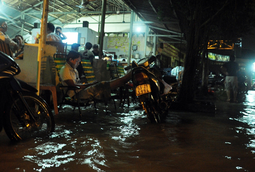 Người Sài Gòn “bơi” về nhà dù trời không mưa - 9