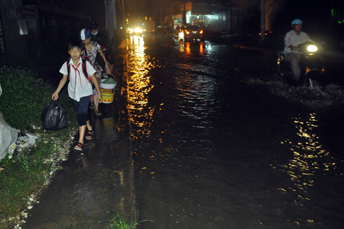Người Sài Gòn “bơi” về nhà dù trời không mưa - 11