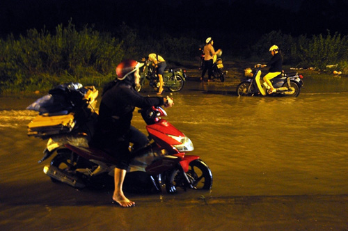 Người Sài Gòn “bơi” về nhà dù trời không mưa - 14