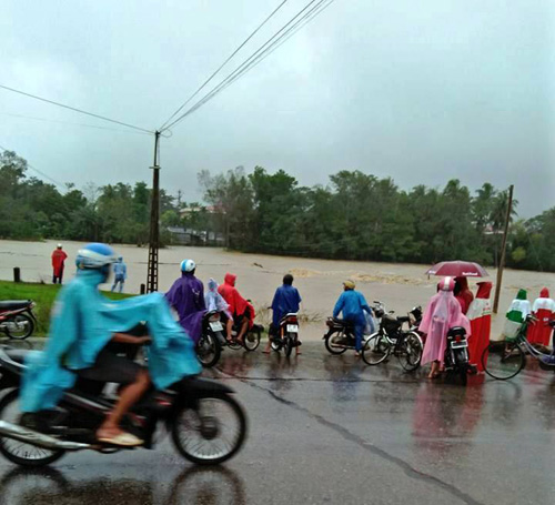 Bình Định chìm trong lũ, hàng ngàn hộ dân bị cô lập - 2