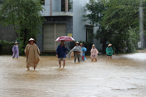 Bình Định chìm trong lũ, hàng ngàn hộ dân bị cô lập - 9