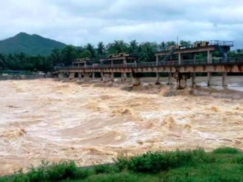 Bình Định chìm trong lũ, hàng ngàn hộ dân bị cô lập - 12