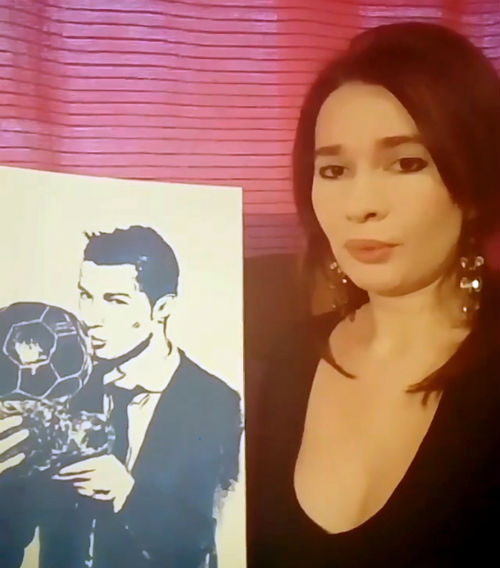 QBV Ronaldo: Nữ nghệ sỹ tặng quà độc từ “gò bồng đảo” QBV Ronaldo: Nữ nghệ sỹ tặng quà độc từ “gò bồng đảo”