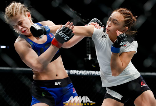 UFC: Đả nữ xinh đẹp &#34;lột đồ&#34; bị hạ sau 3 phút - 1