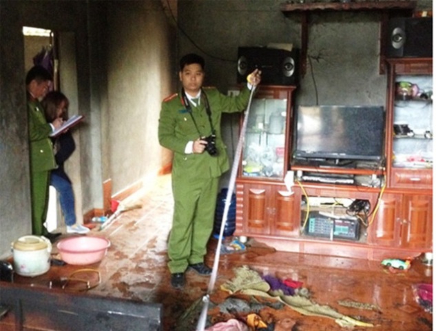 Uống rượu về bị vợ cằn nhằn, chồng đổ xăng đốt nhà Uống rượu về bị vợ cằn nhằn, chồng đổ xăng đốt nhà