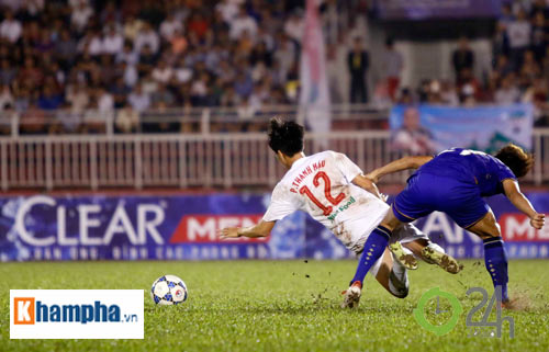 Bị Thái Lan chơi xấu, Công Phượng - Văn Toàn được bảo vệ Bị Thái Lan chơi xấu, Công Phượng - Văn Toàn được bảo vệ
