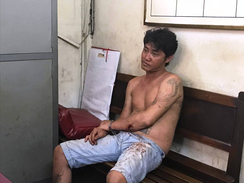 Thanh niên rượt chém hàng xóm, mài dao thách thức công an Thanh niên rượt chém hàng xóm, mài dao thách thức công an
