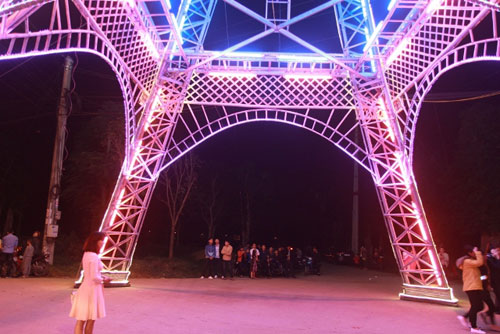 Dân dựng "tháp Eiffel" cao 34m độc nhất vô nhị đón Noel, dung thap eiffel, thap eiffel, thap, noel, don noel, tin tức việt nam, tin viet nam, tin trong ngày, tin tức 24h, tin tức, tin an ninh, tin tức trong ngày