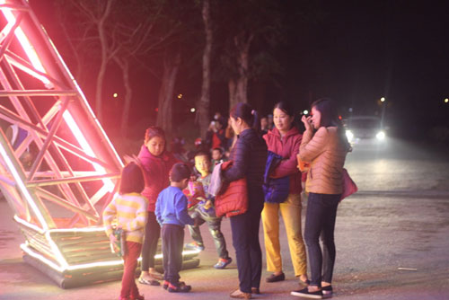 Dân dựng "tháp Eiffel" cao 34m độc nhất vô nhị đón Noel, dung thap eiffel, thap eiffel, thap, noel, don noel, tin tức việt nam, tin viet nam, tin trong ngày, tin tức 24h, tin tức, tin an ninh, tin tức trong ngày