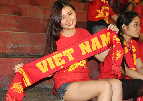 Người đẹp “tỏa nắng” trên khán đài, Công Phượng “nổ súng” Người đẹp “tỏa nắng” trên khán đài, Công Phượng “nổ súng”
