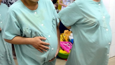30 phụ nữ mang thai hộ đã sinh con - 1