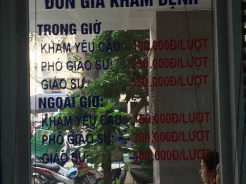 Bệnh viện nhan nhản bảng phân biệt khám giáo sư, phó giáo sư - 1