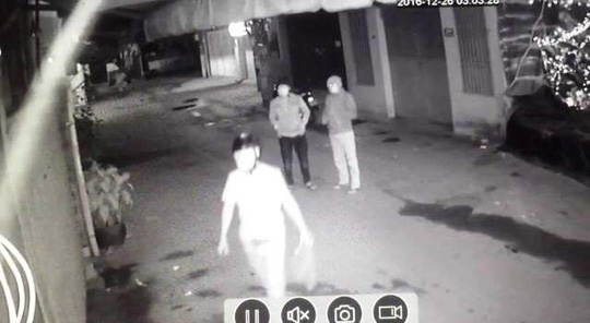 Truy tìm 3 thanh niên đốt quán ốc Truy tìm 3 thanh niên đốt quán ốc