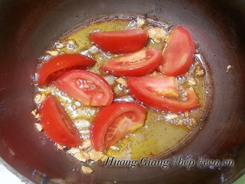 Canh dưa chua nấu tóp mỡ đơn giản mà ngon cơm