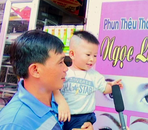 Chuyện lạ: Bé trai 2 tuổi chưa đi học đã biết đọc chữ Chuyện lạ: Bé trai 2 tuổi chưa đi học đã biết đọc chữ