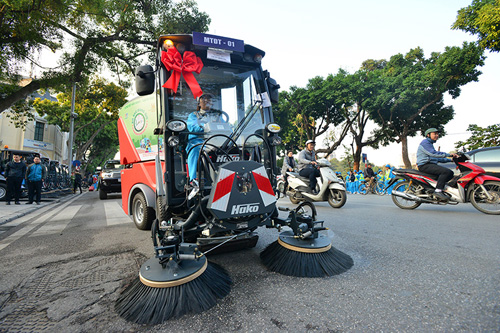 Cận cảnh dàn “siêu xe" quét rác tiền tỉ trên phố Hà Nội - 3