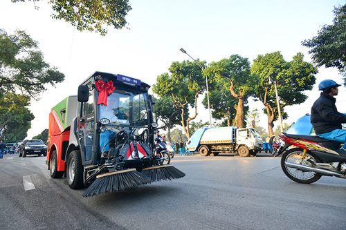 Cận cảnh dàn “siêu xe" quét rác tiền tỉ trên phố Hà Nội - 10