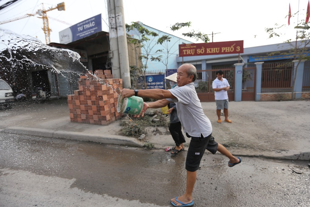 Gần Tết, "bão" bụi tấn công cửa ngõ phía đông Sài Gòn - 16