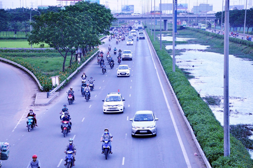 Người dân đổ về quê ăn Tết, Sài Gòn bất ngờ không kẹt xe - 1