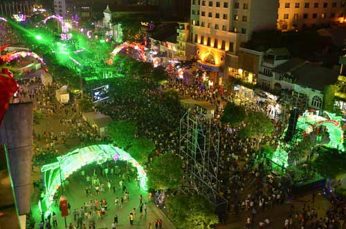 Ngàn người đổ về trung tâm Sài Gòn đón năm mới 2017 Ngàn người đổ về trung tâm Sài Gòn đón năm mới 2017